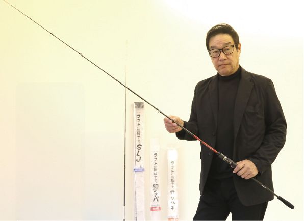自身の名前を冠した釣りざお『マコトに恐縮です。』を手にする紀藤さん