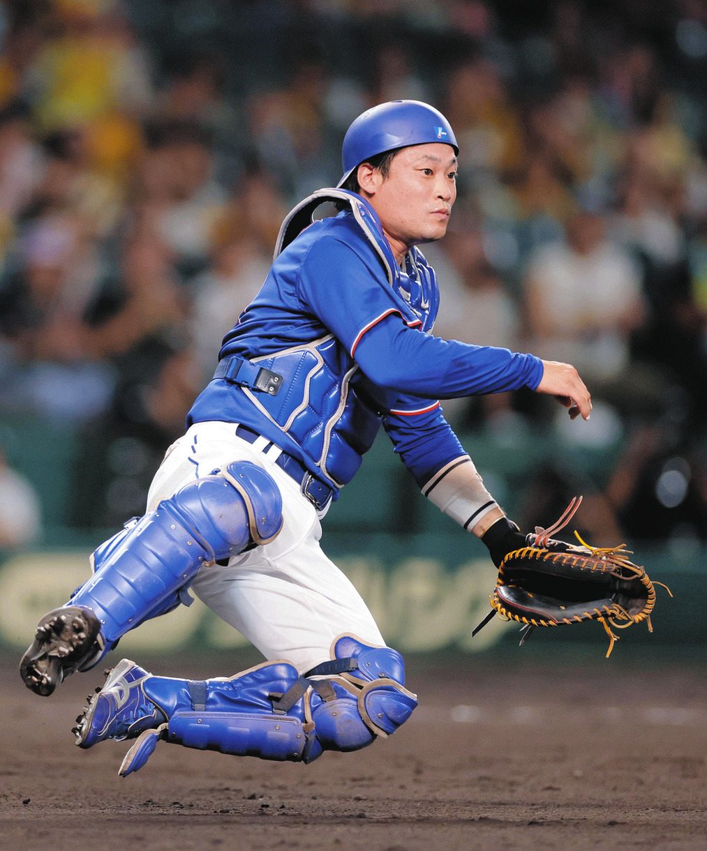 阪神―中日　10回裏無死、元山の捕ゴロを一塁へ送球する加藤＝甲子園球場で（横田信哉撮影）