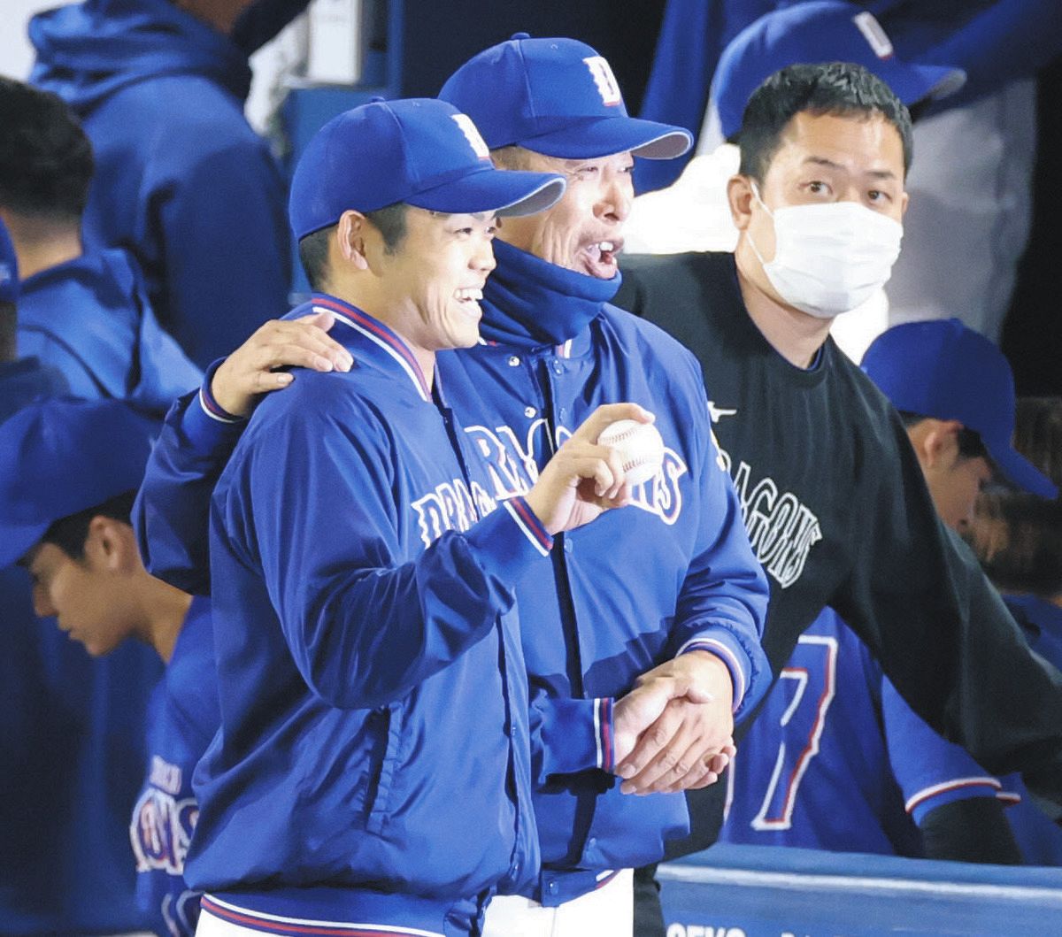 初勝利し、井上監督とポーズをとる根尾