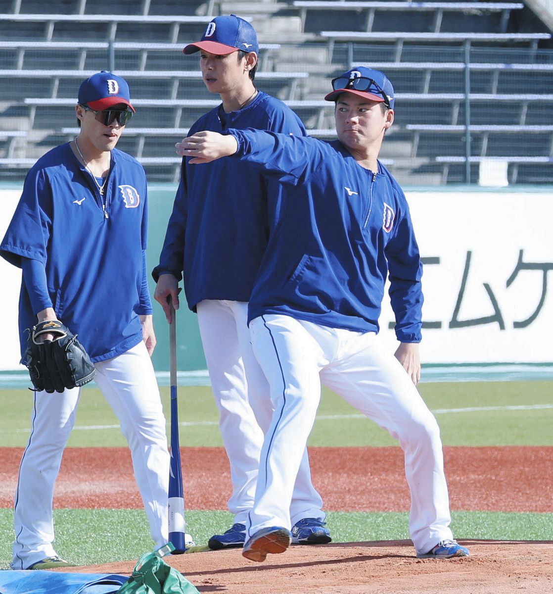 マウンドの感触を確かめる金丸