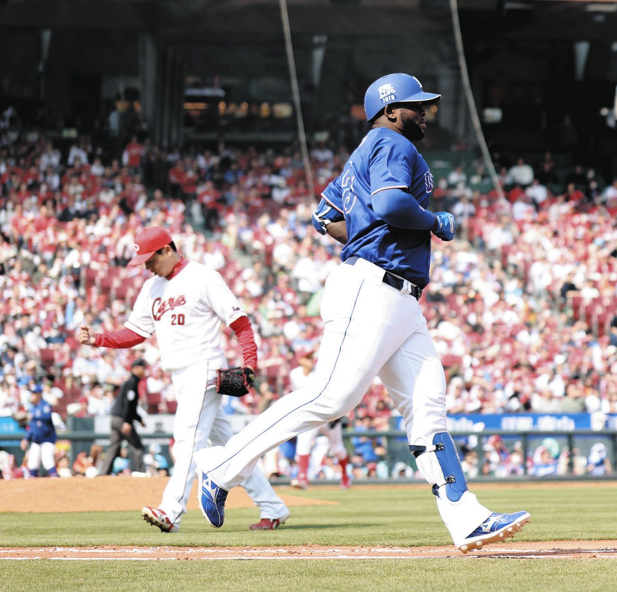 5回表2死、サノーが二飛に倒れる。左は広島・栗林