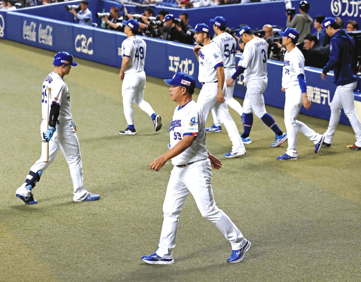 中日―広島　試合に敗れ、あいさつに向かう井上監督（手前）。左は見逃し三振に倒れた細川