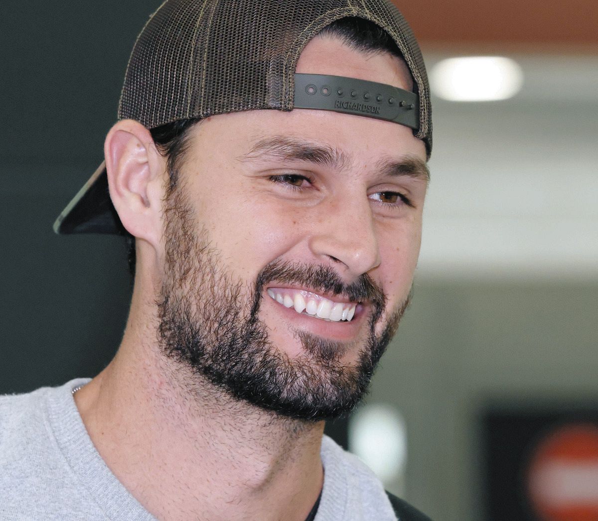 キャンプインに向け、笑顔で話すマラー