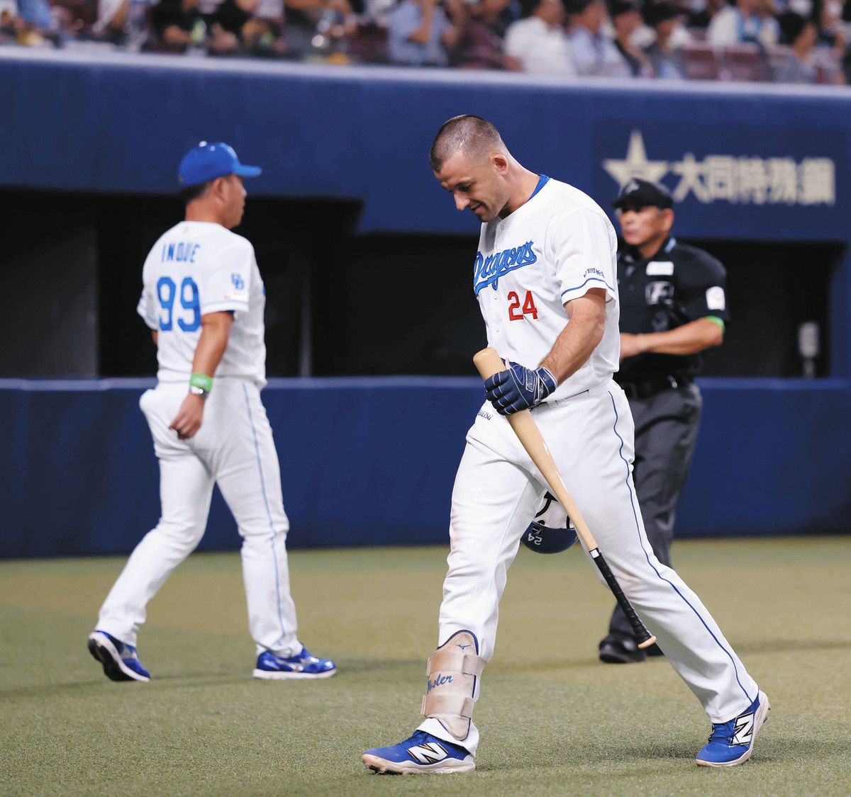 中日―ＤｅＮＡ　７回裏２死二塁、空振り三振に倒れたボスラー。左は選手交代を告げる井上監督