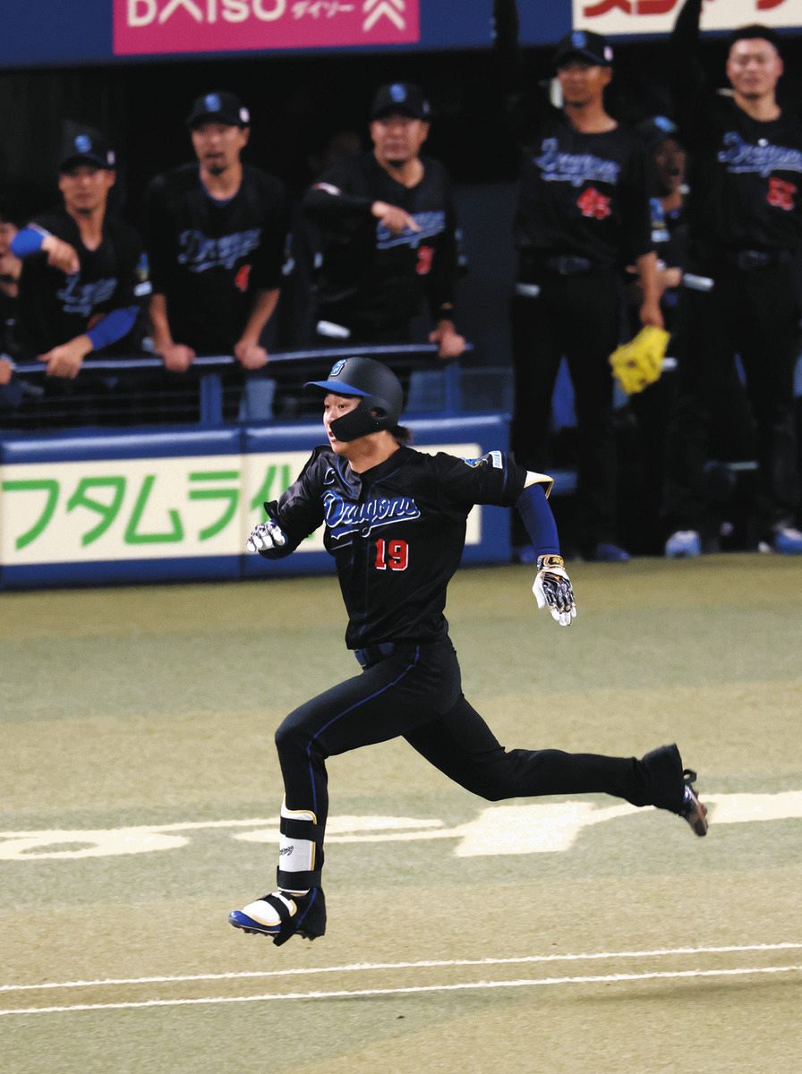 ５回裏２死満塁、高橋宏が先制の右前打を放つ