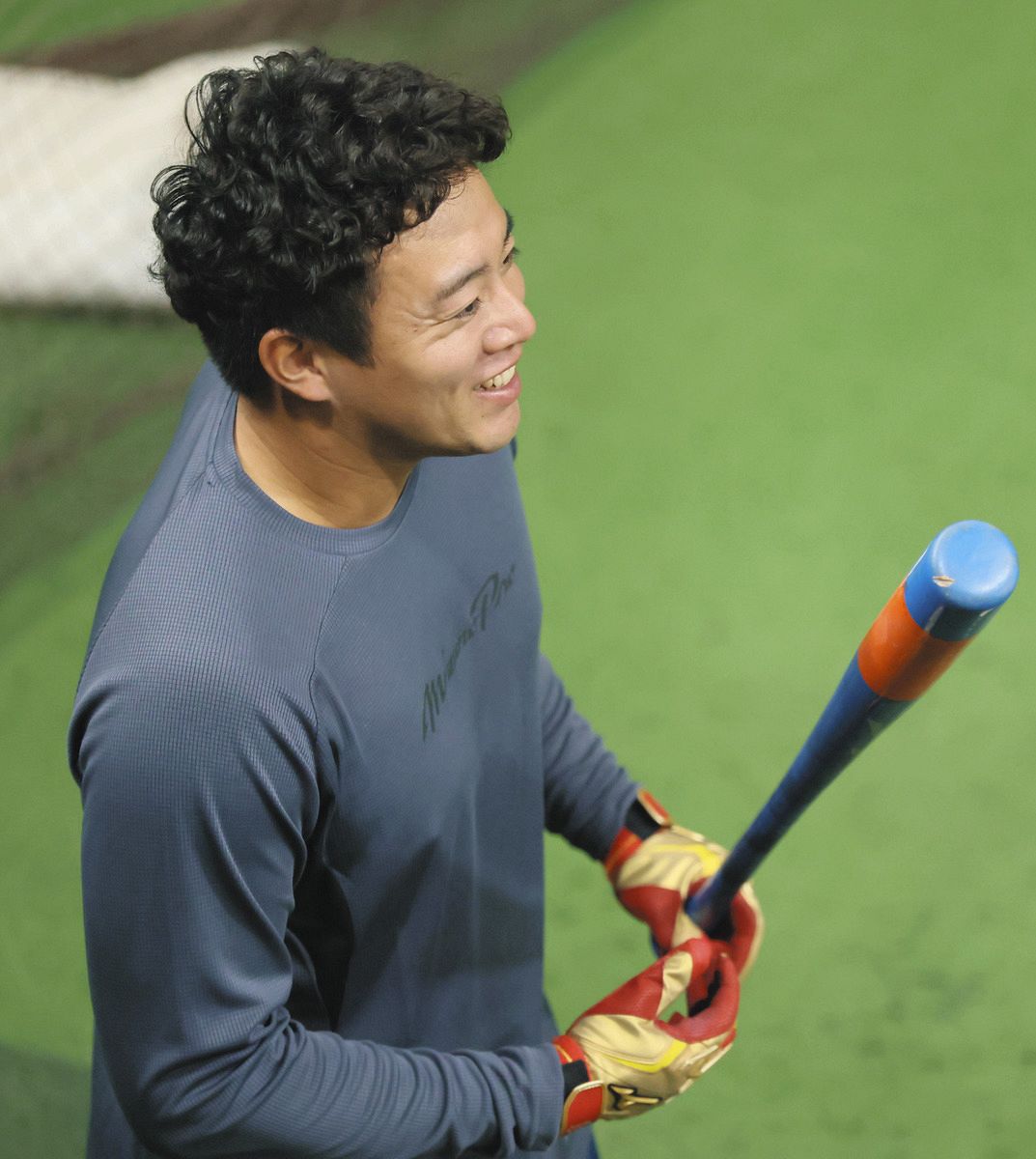 打撃練習で笑顔を見せる鵜飼