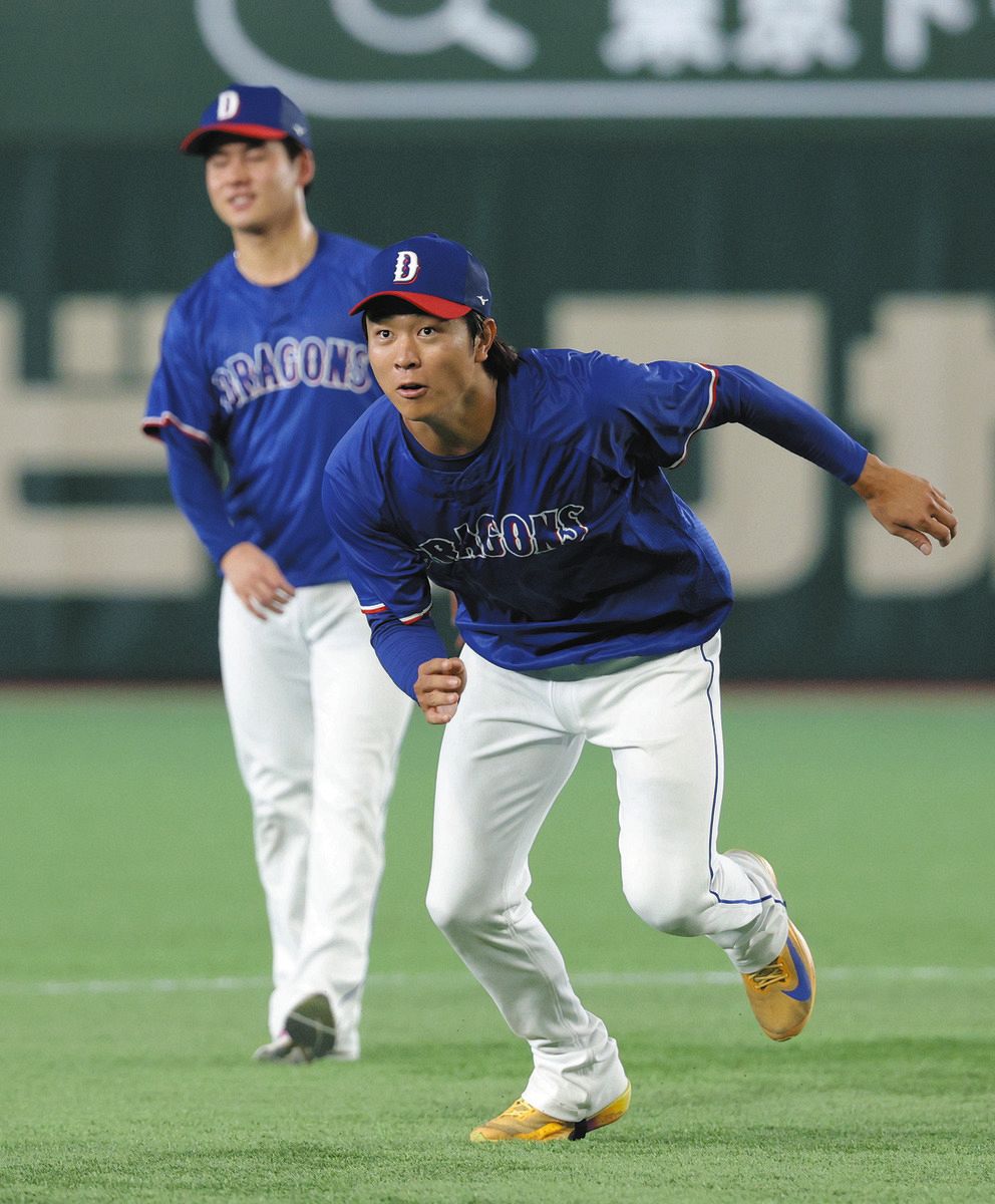 走塁練習する高橋宏。後方は金丸