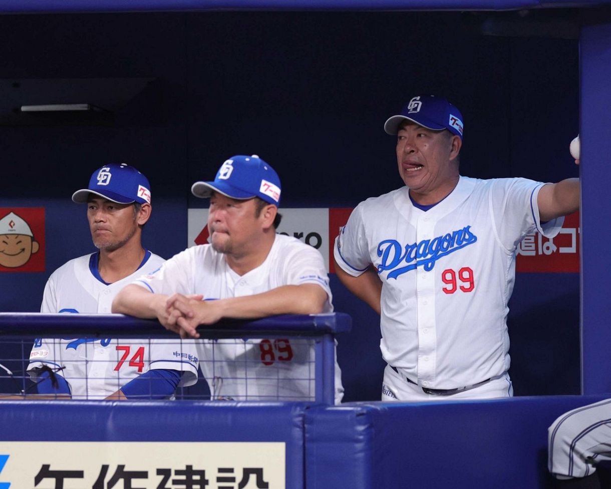 
９回裏、尾田がタッチアウトとなり肩を落とす井上監督㊨ら＝バンテリンドームナゴヤで