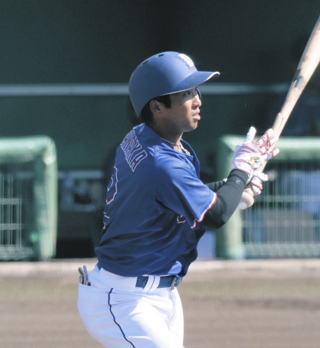 １回１死一塁から中前打を放つ田中