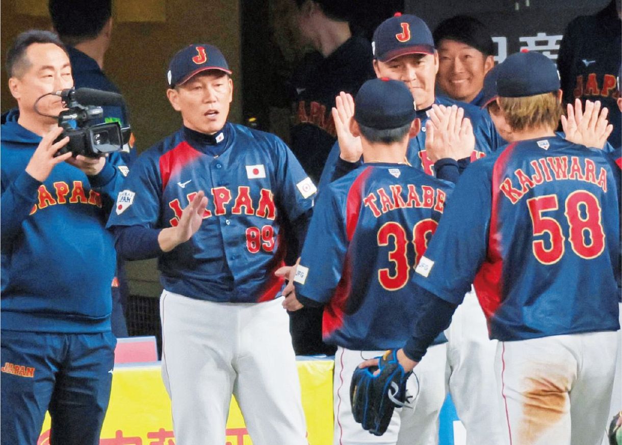 　オランダに連勝し、日本ナインを迎える井端監督（左から２人目）＝３月６日、京セラドーム大阪で
