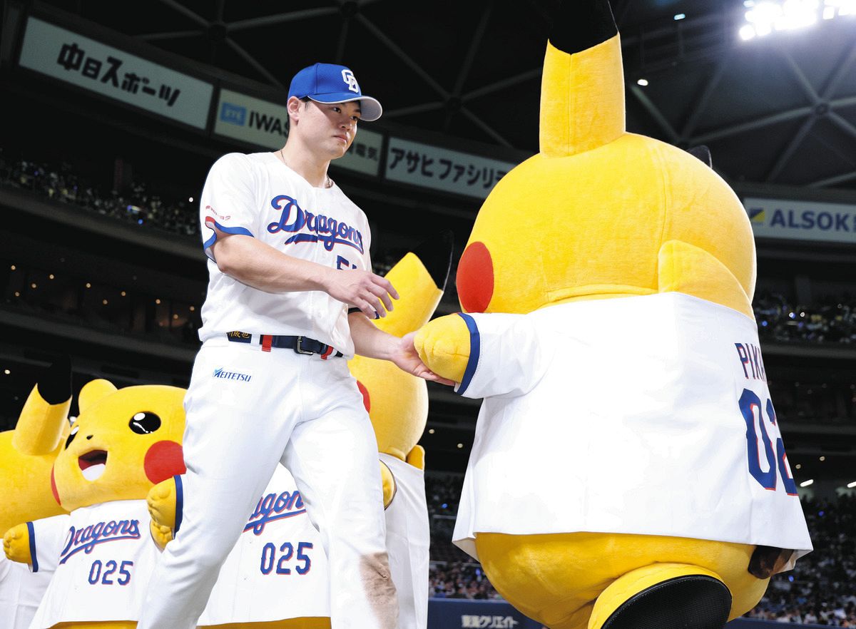 ヤクルトに勝利し、ピカチュウとタッチを交わす細川
