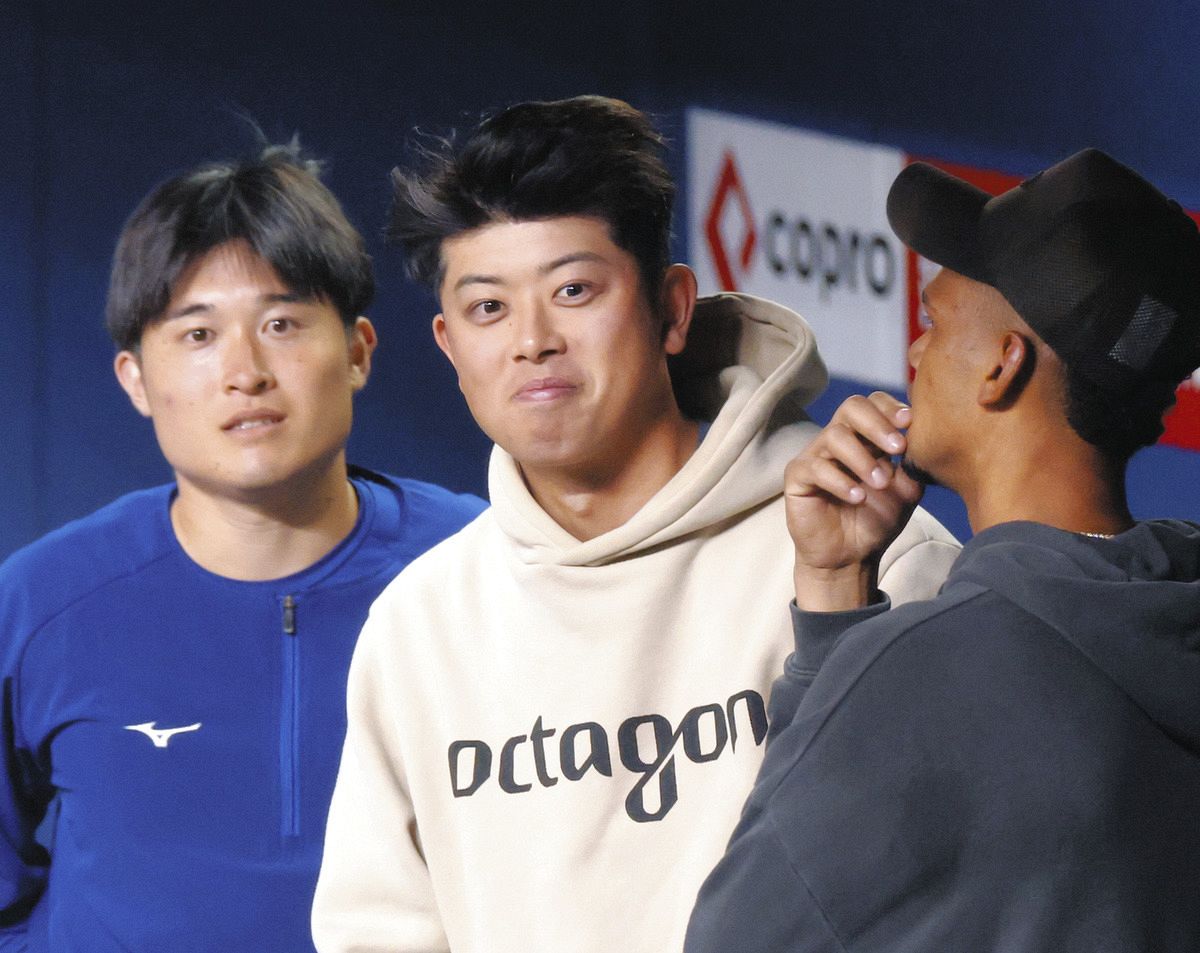 練習に訪れ、アブレウ（右）と話す松山