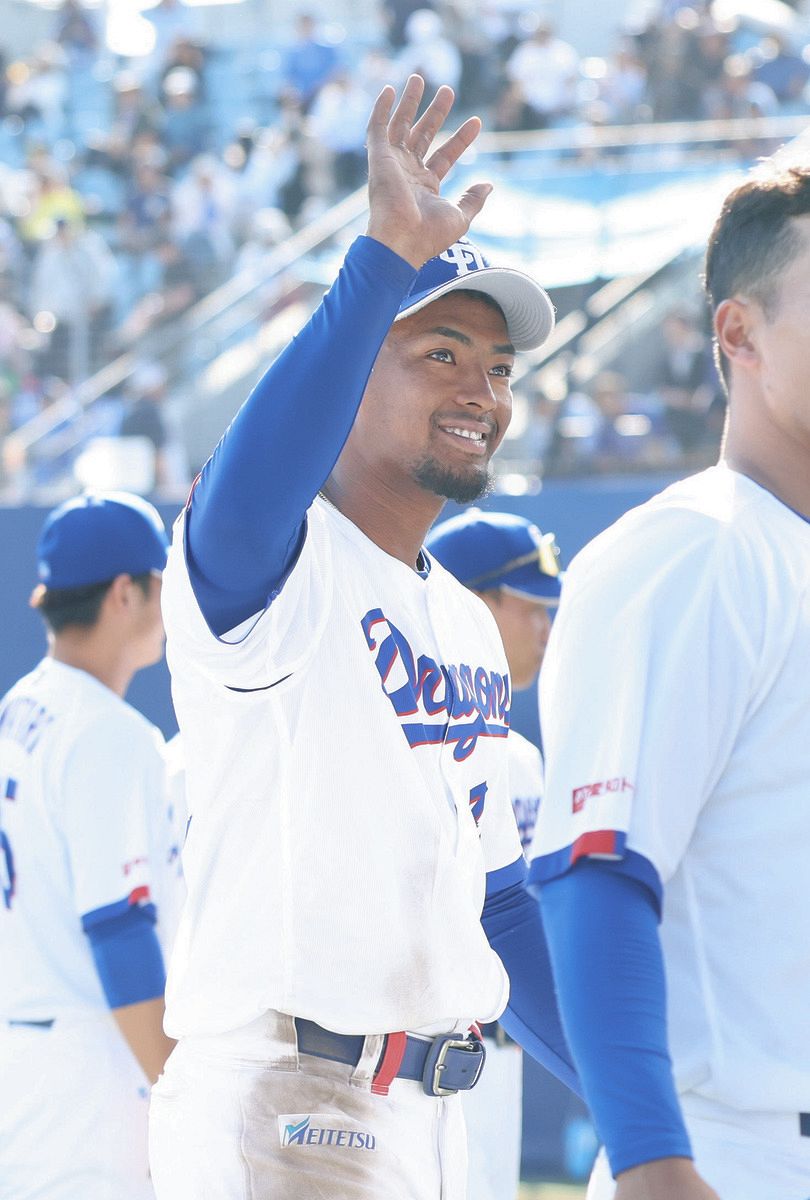 ＤｅＮＡに勝利し、スタンドに手を振るブライト