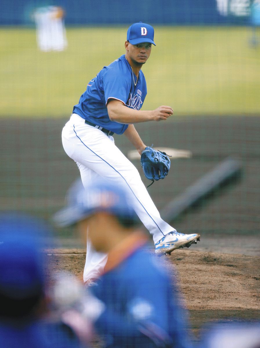 シート打撃で上林（手前）を見逃し三振に仕留めるアブレウ