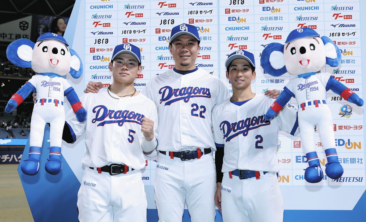 巨人に連勝し、お立ち台で笑顔を見せる（左から）村松、大野、田中