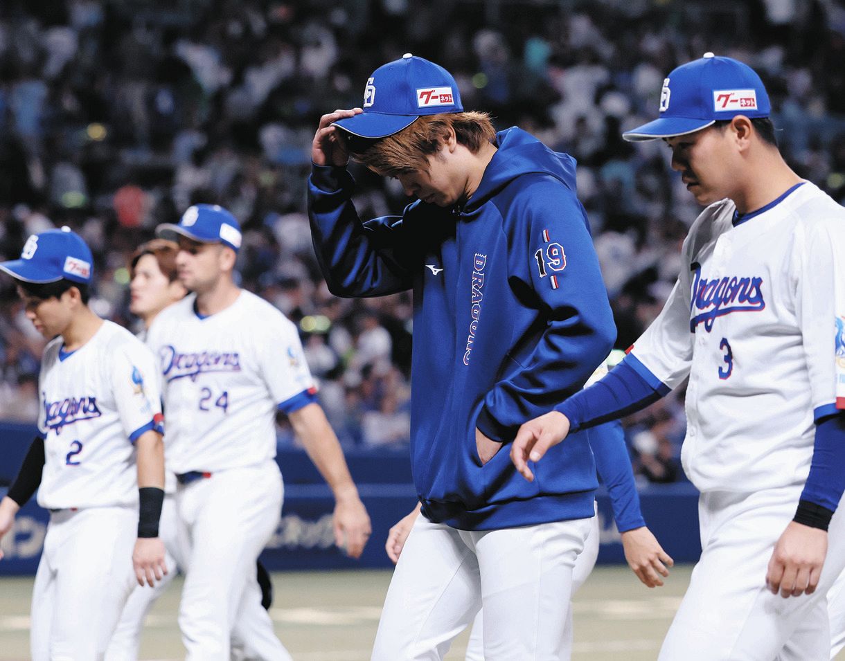 敗戦後、肩を落として引き揚げる高橋宏（中央）ら＝バンテリンドームナゴヤで（今泉慶太撮影）
