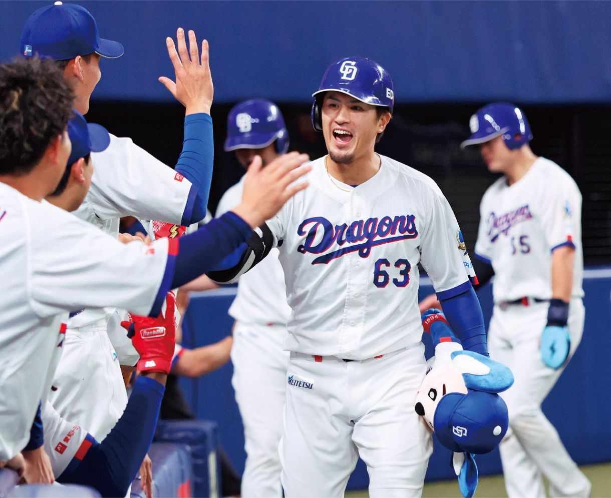 5月15日のヤクルト戦、7回裏2死、満塁本塁打を放ち、ナインとタッチを交わす板山=バンテリンドームナゴヤで