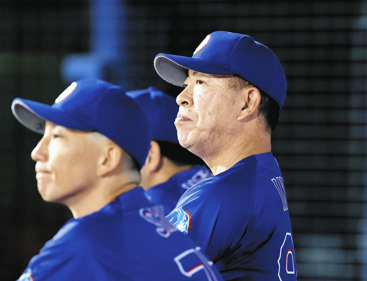 ９回表、厳しい表情で試合を見る井上監督（右）と嶋ヘッドコーチ