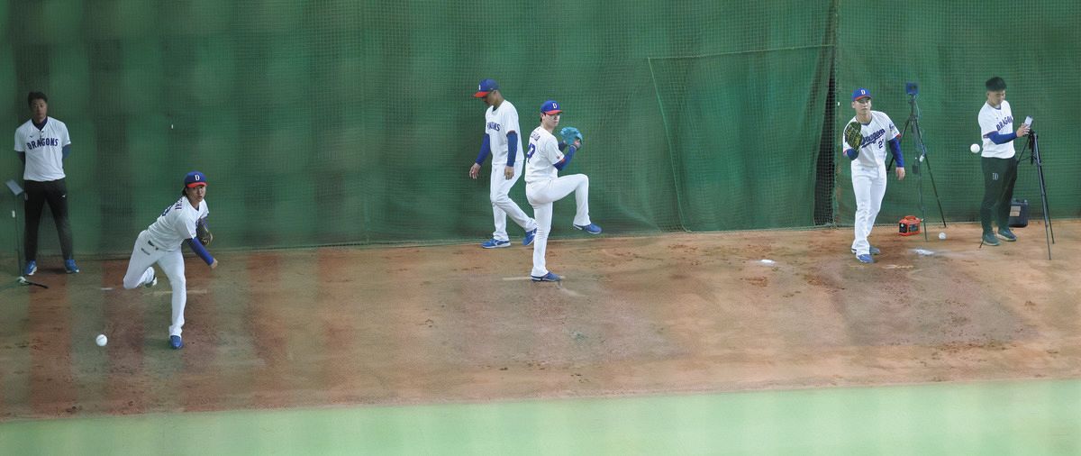 ブルペンで投球練習する（前列左から）高橋宏、吉田、金丸