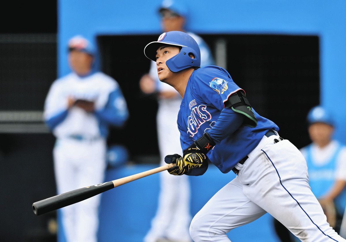 日本ハム―中日　練習試合　８回表１死、津田が左越えソロを放つ