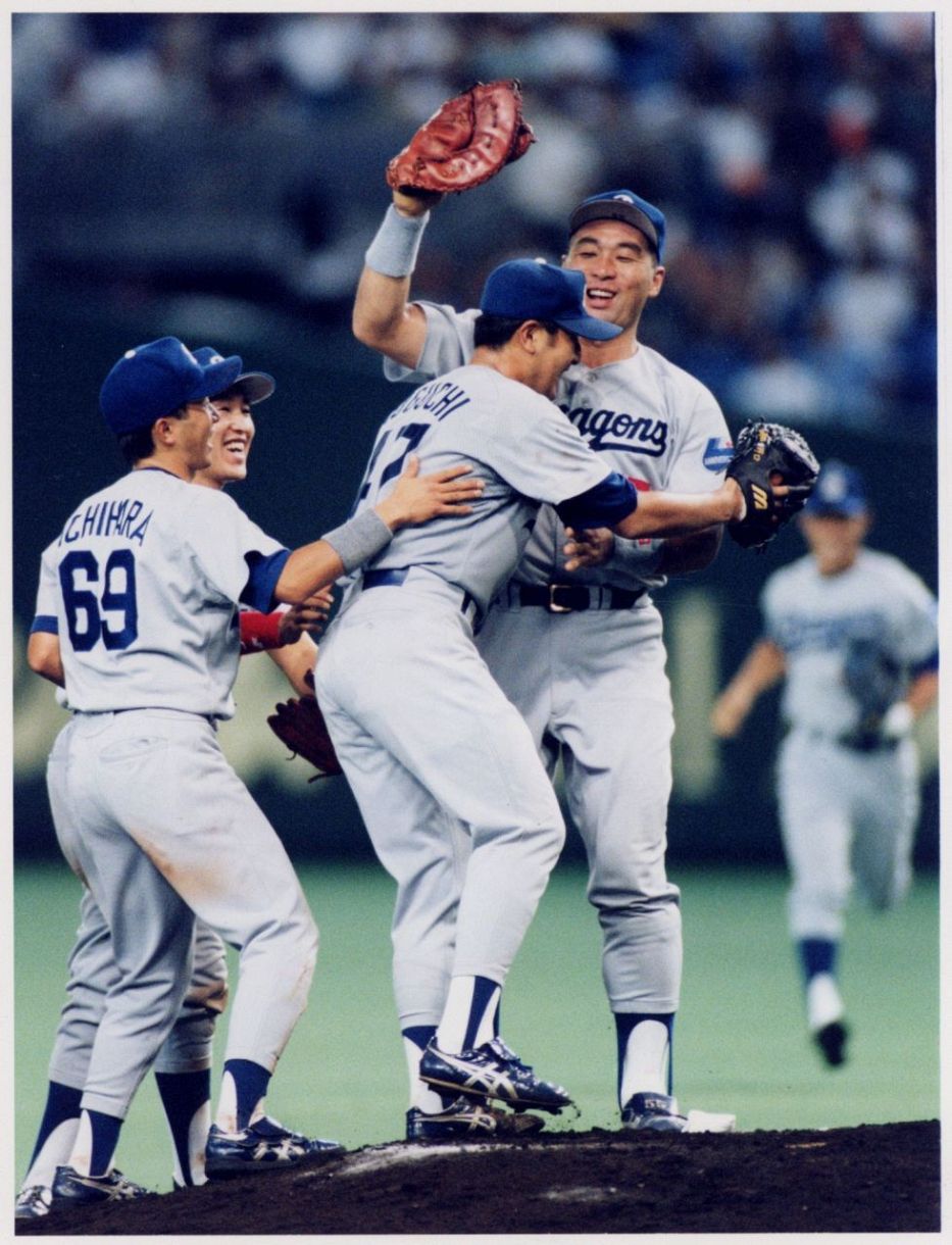 巨人×中日 19回戦 8月11日の巨人戦でノーヒットノーランを達成、ナインに祝福される野口茂樹投手=東京ドームで(1996年8月11日)