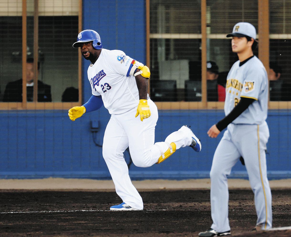 ２回裏１死、阪神・高橋から右前打を放つサノー