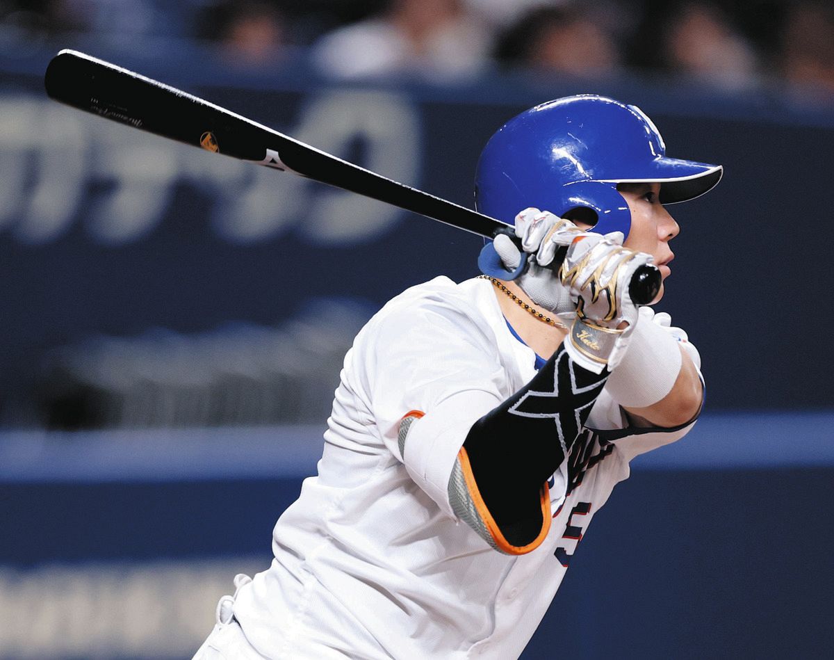 ４回裏無死、村松が右前打を放つ