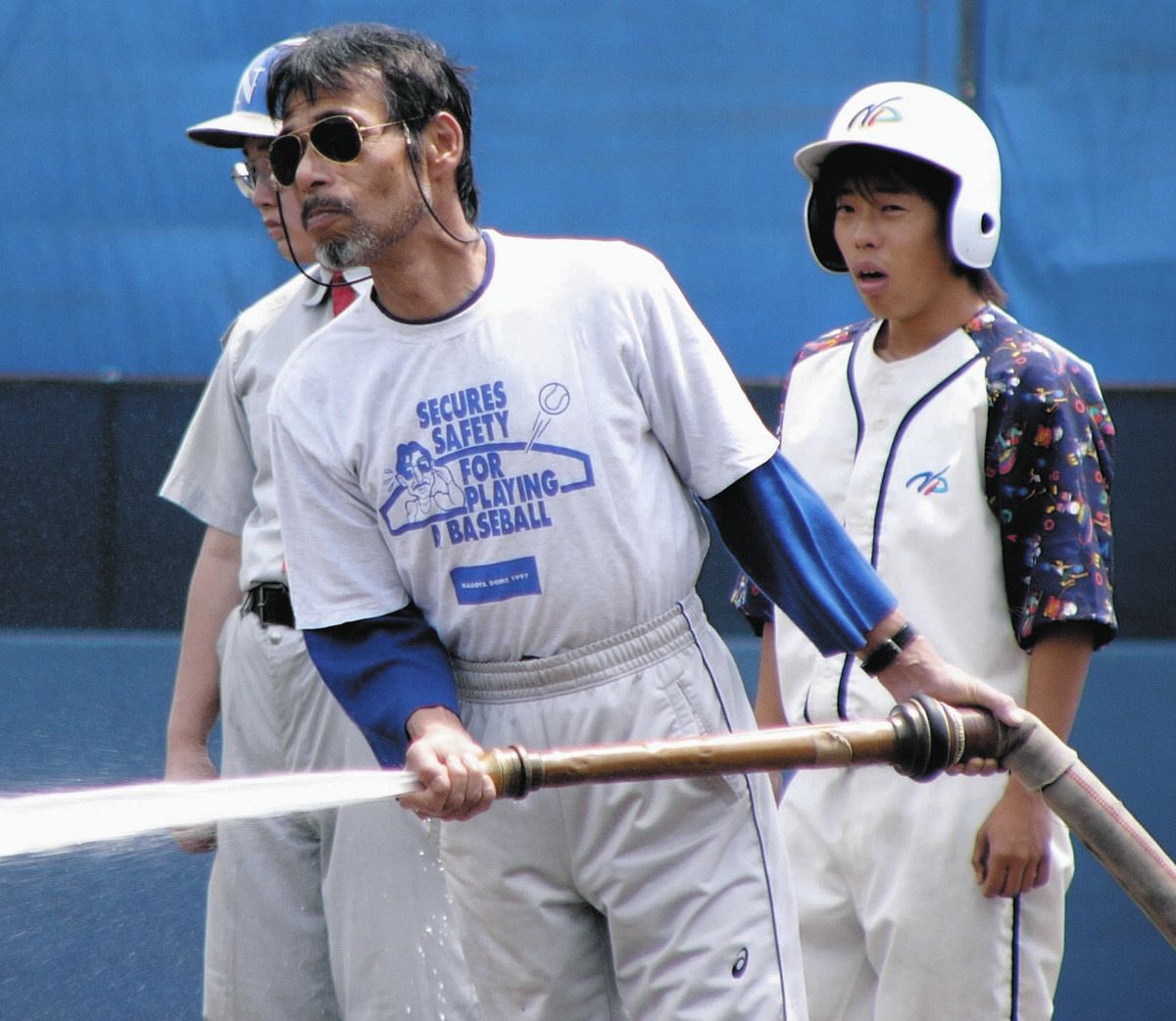 水まきをする永田向平さん＝ナゴヤ球場で（2004年5月28日）