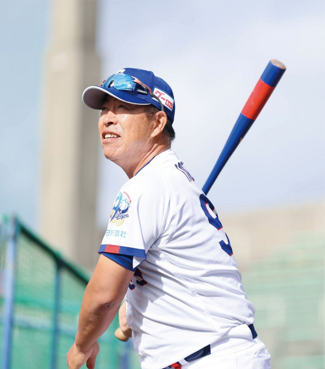 捕手陣にノックを打つ井上監督=2月24日、沖縄・北谷で