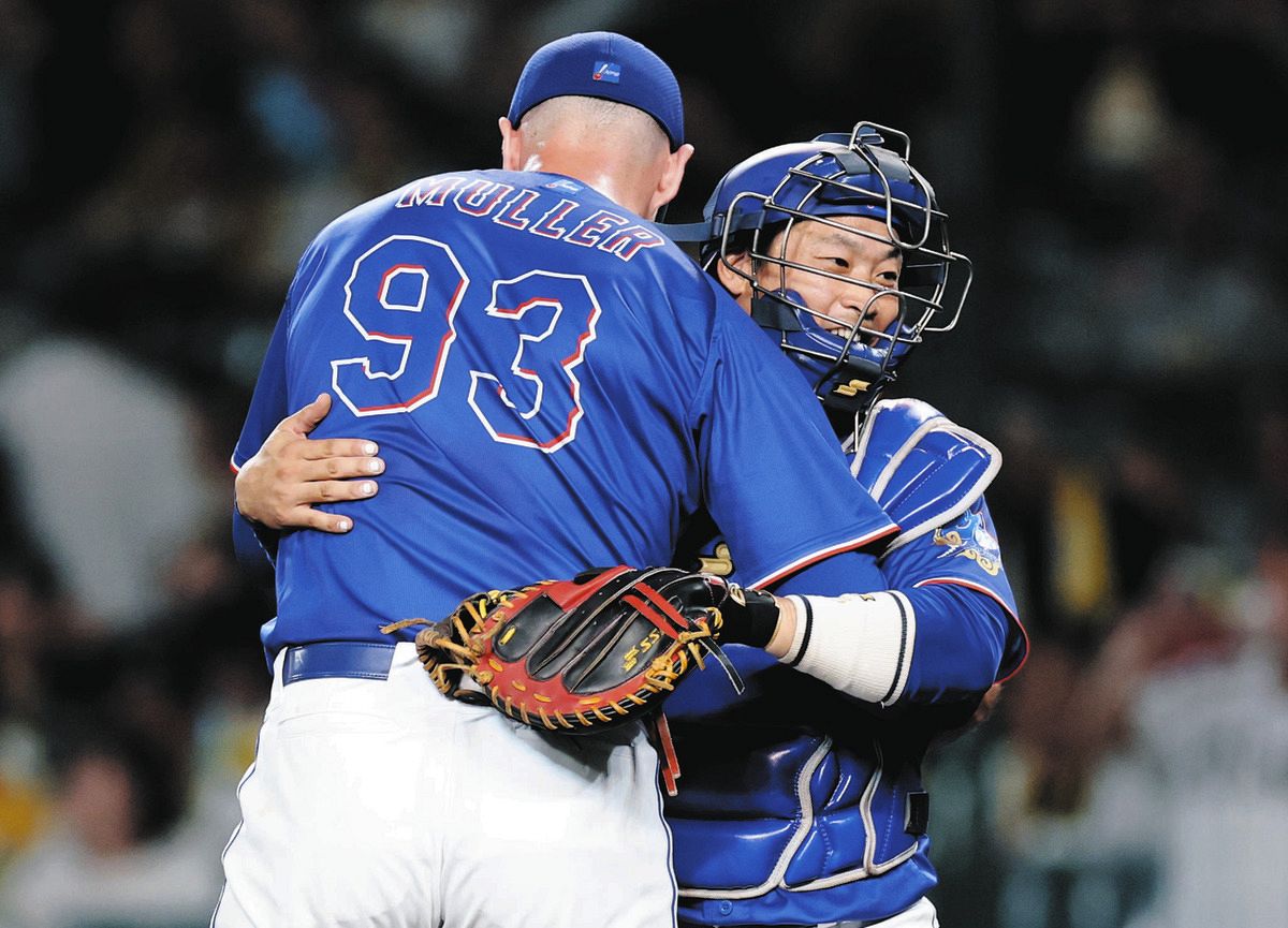 完封勝利しマラー（左）と抱き合う加藤