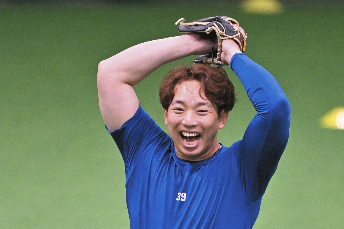 練習中に笑顔を見せる宇佐見
