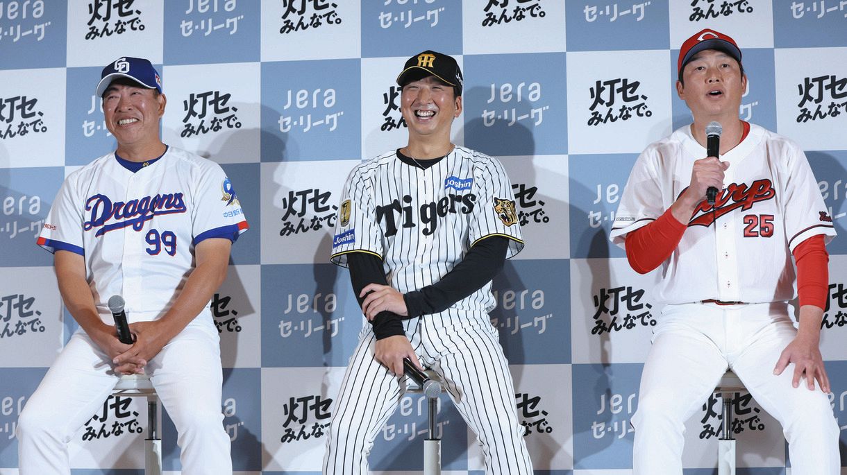 広島・新井監督（右）の発言に笑顔の（左から）中日・井上監督、阪神・藤川監督