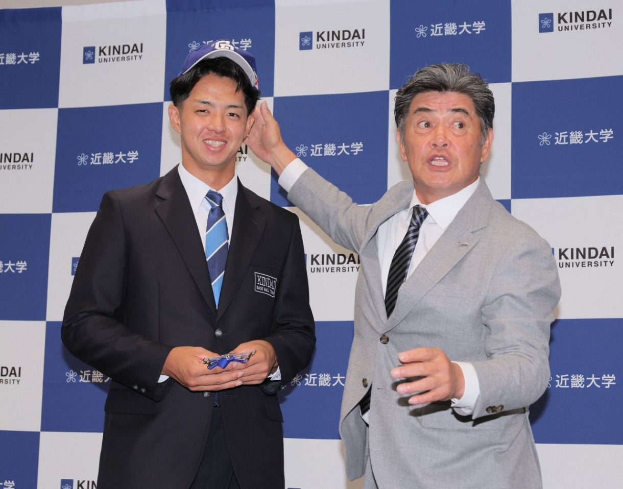 工藤新監督（右）からドラフト指名のあいさつを受けた近大の宮原廉