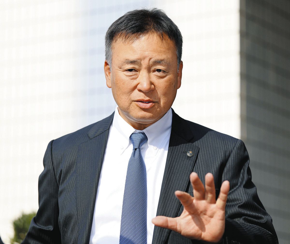 記者の質問に答える、２軍打撃コーチ兼コーディネーターに就任する藤井康雄氏