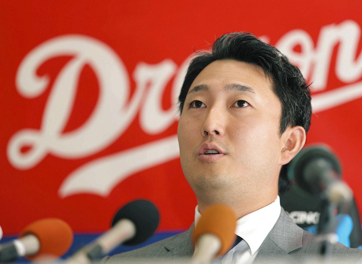 契約更改交渉を終え、記者会見する藤嶋