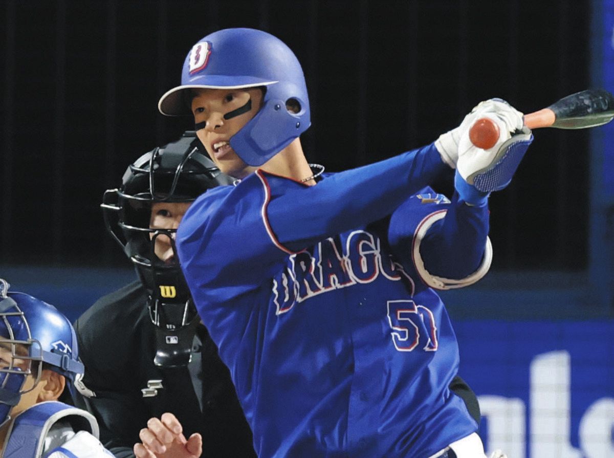 DeNA－中日　１１回表１死二塁、花田が右前打を放つ。投手坂本