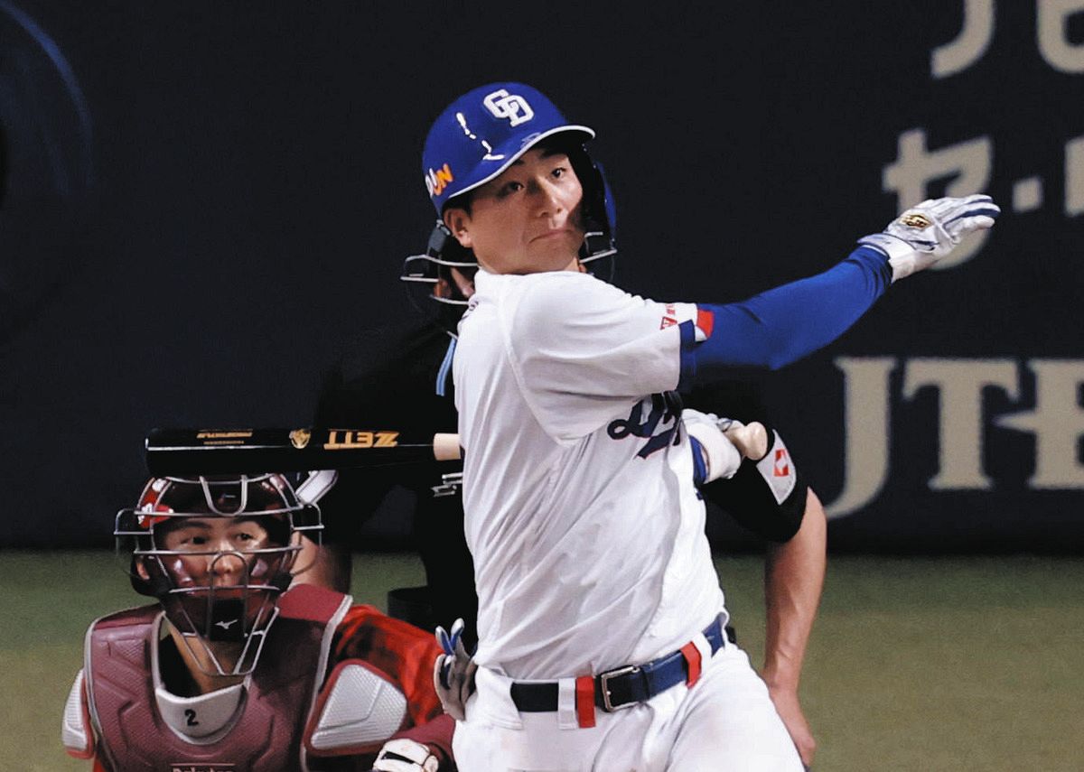 ５回裏２死二塁、石伊が左越え２ランを放つ