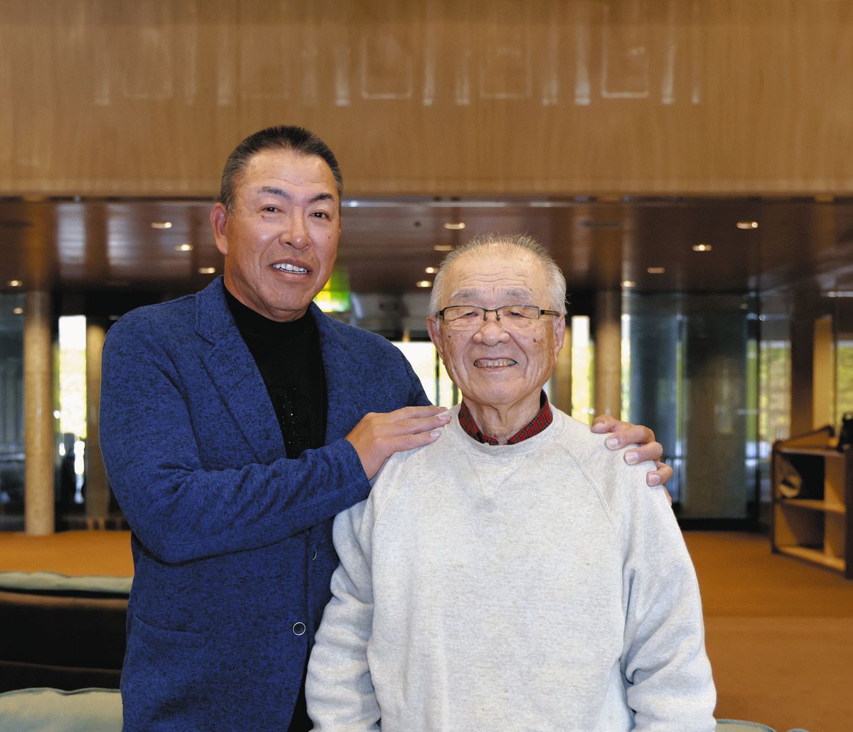 ゴルフコンペを終え、ポーズをとる井上監督（左）と法元英明さん