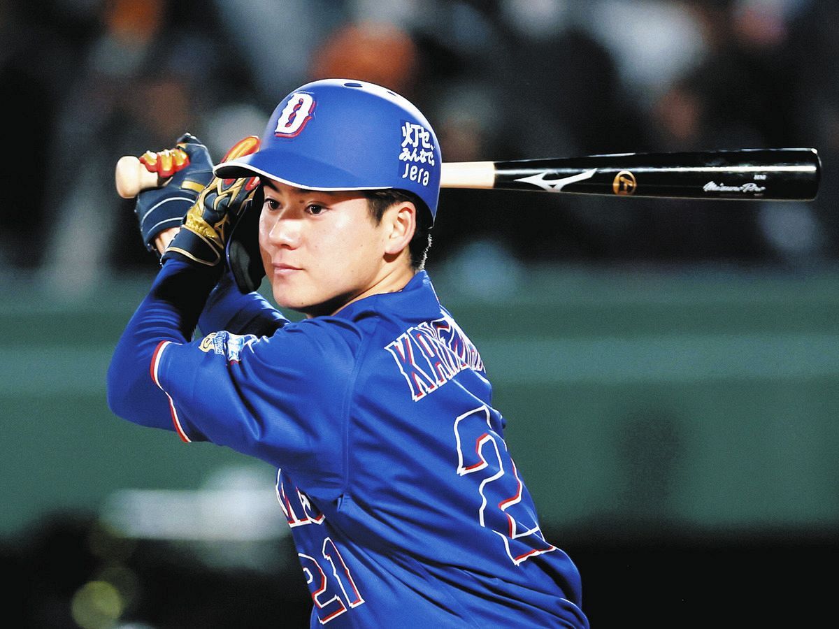 ４回表２死一塁、金丸が三塁内野安打を放つ