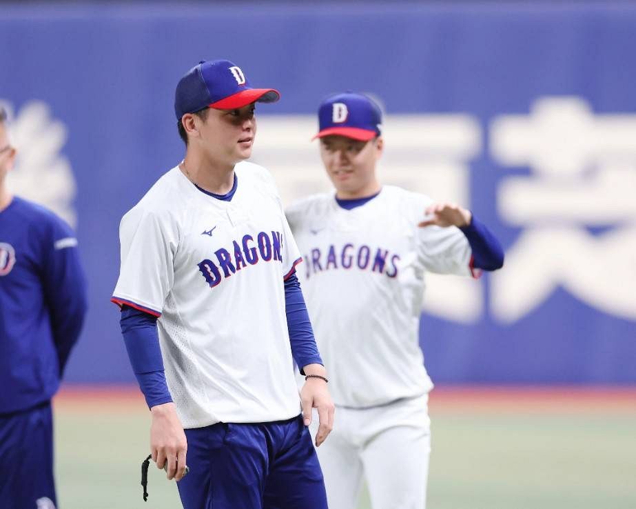 投手練習に合流した中日・中西（左）