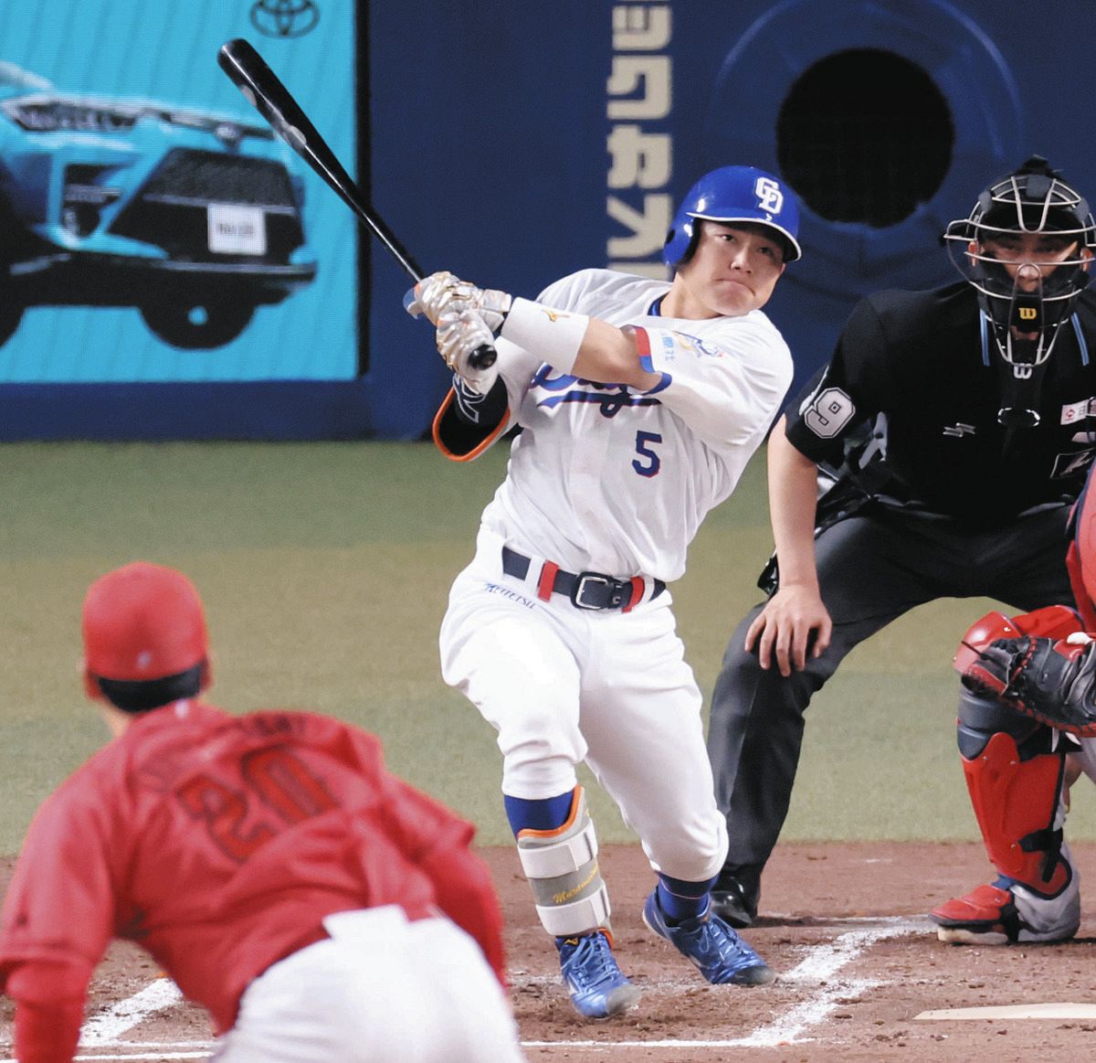 ３回裏２死、村松が中前打を放つ