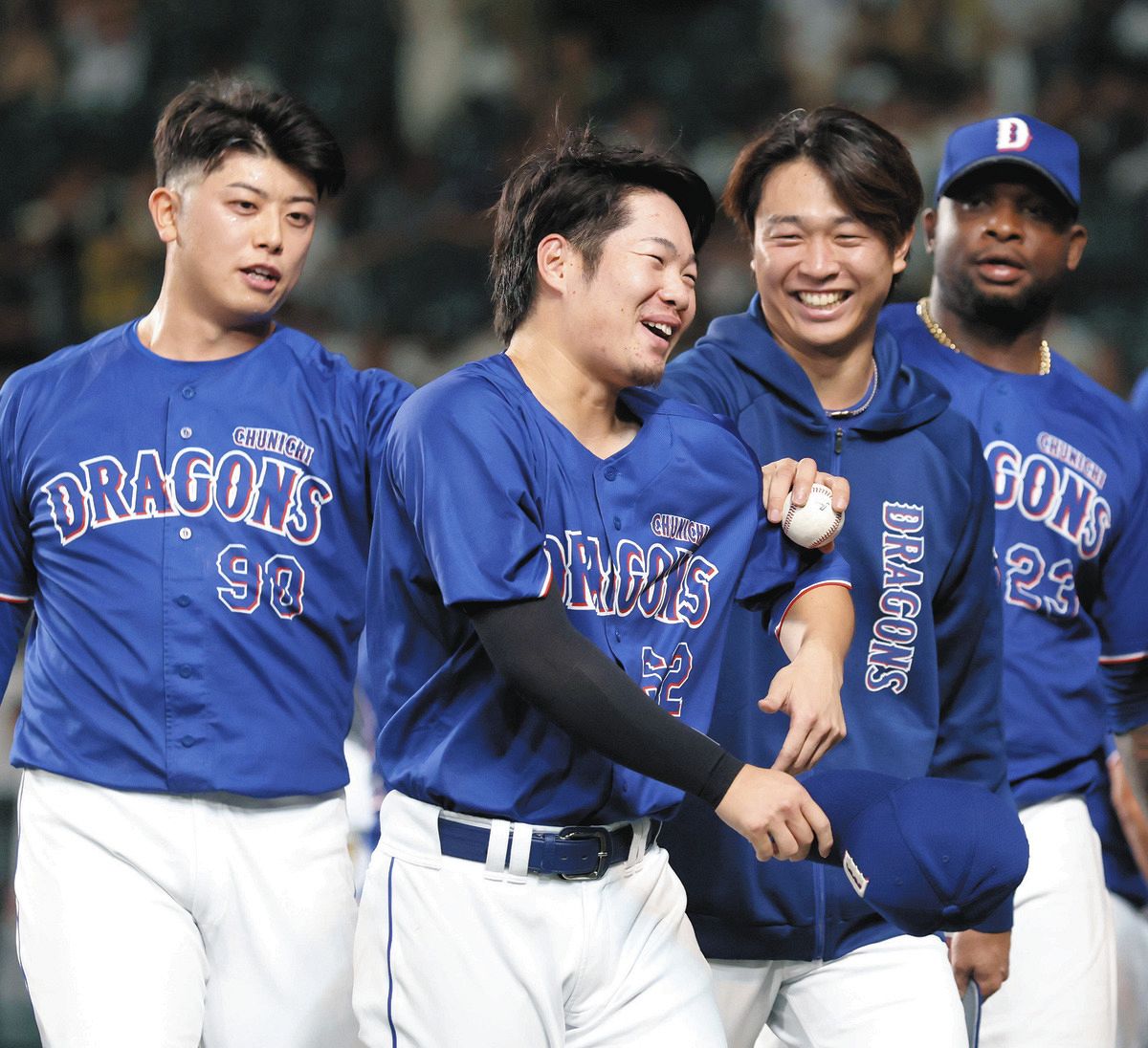 ウイニングボールを手に森博（中央左）と話す高橋宏（同右）
