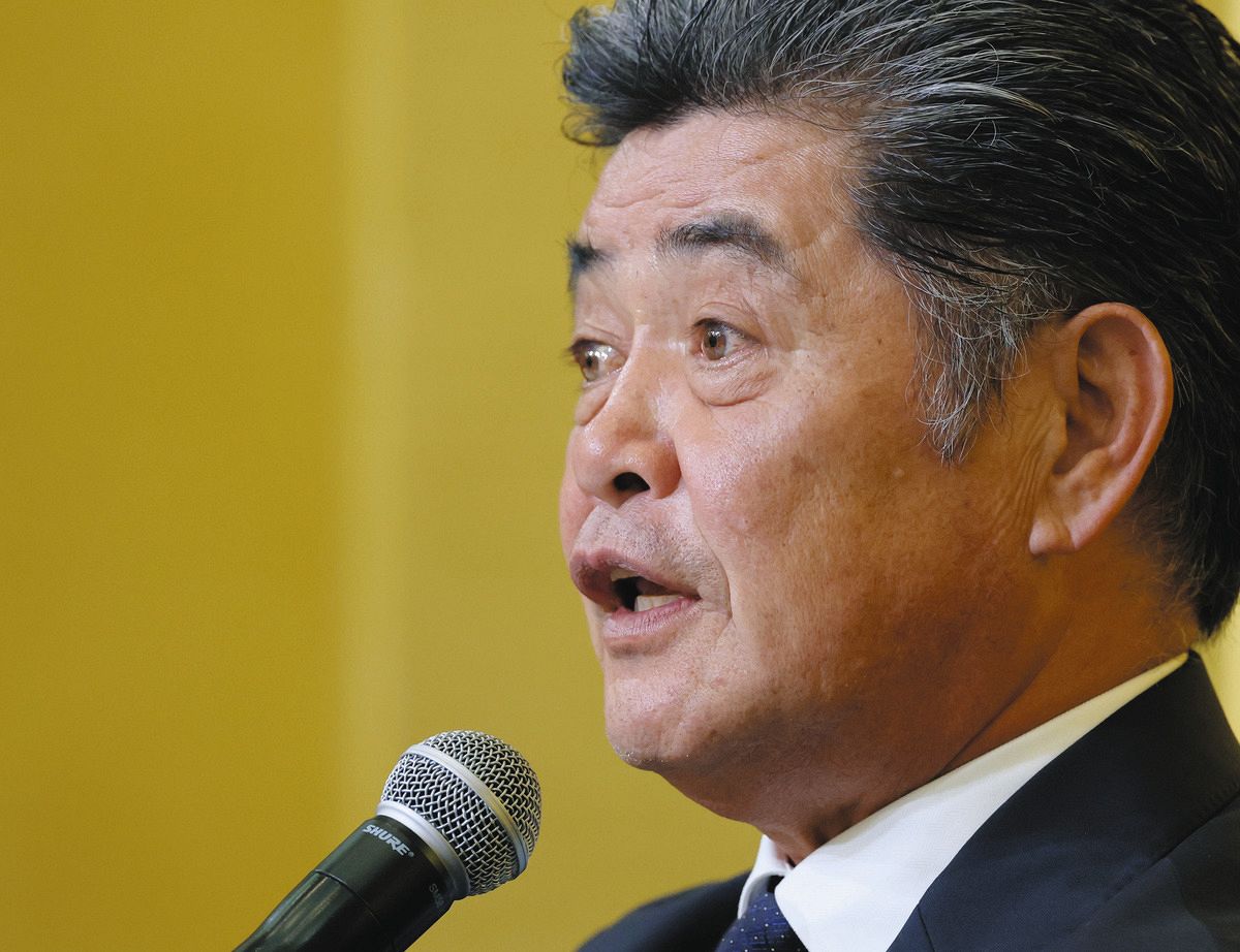 中日の新監督に決まり、記者会見する工藤公康さん