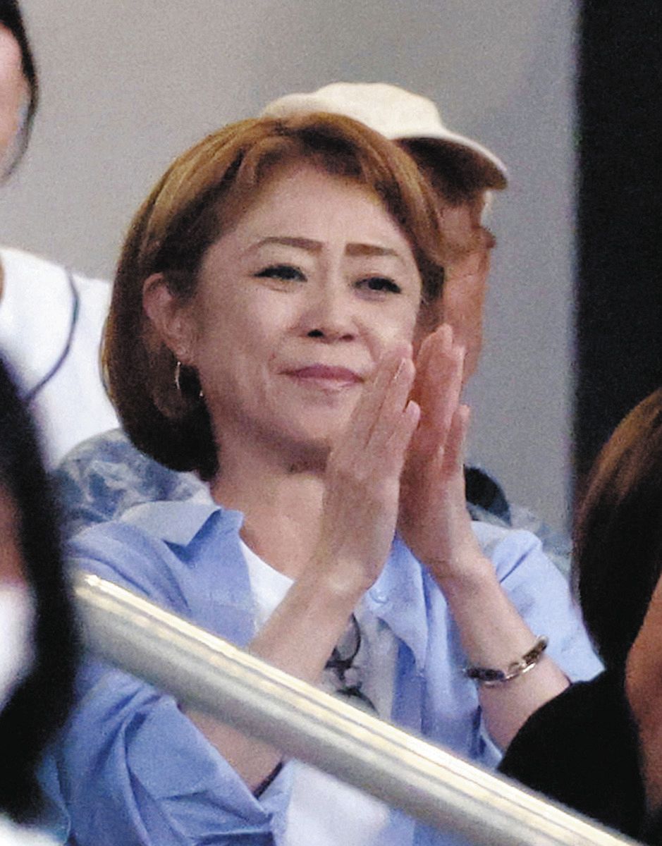 ６回を投げ終えた桜井に拍手を送る母麻衣子さん