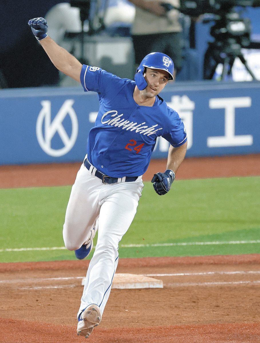 ９回表、勝ち越し２ランを放ち、ガッツポーズするボスラー