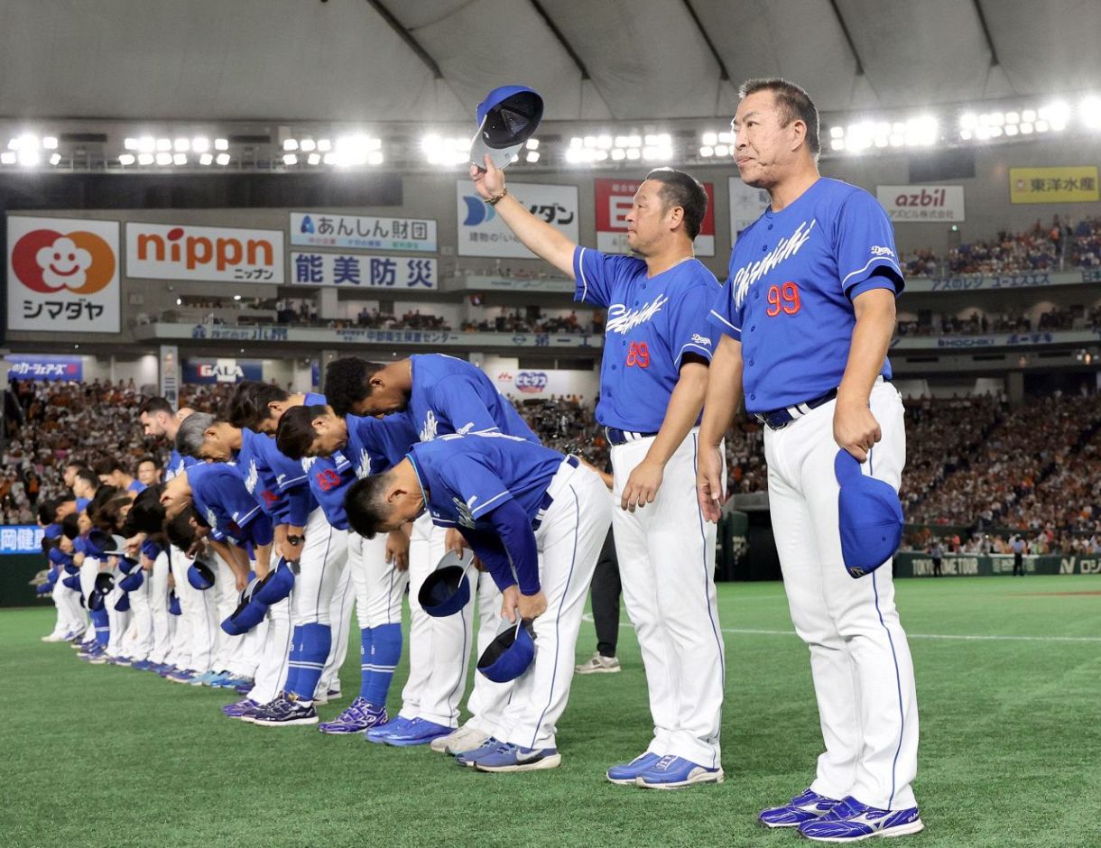 今季最終戦を終え、スタンドのファンにあいさつする井上監督（右端）ら