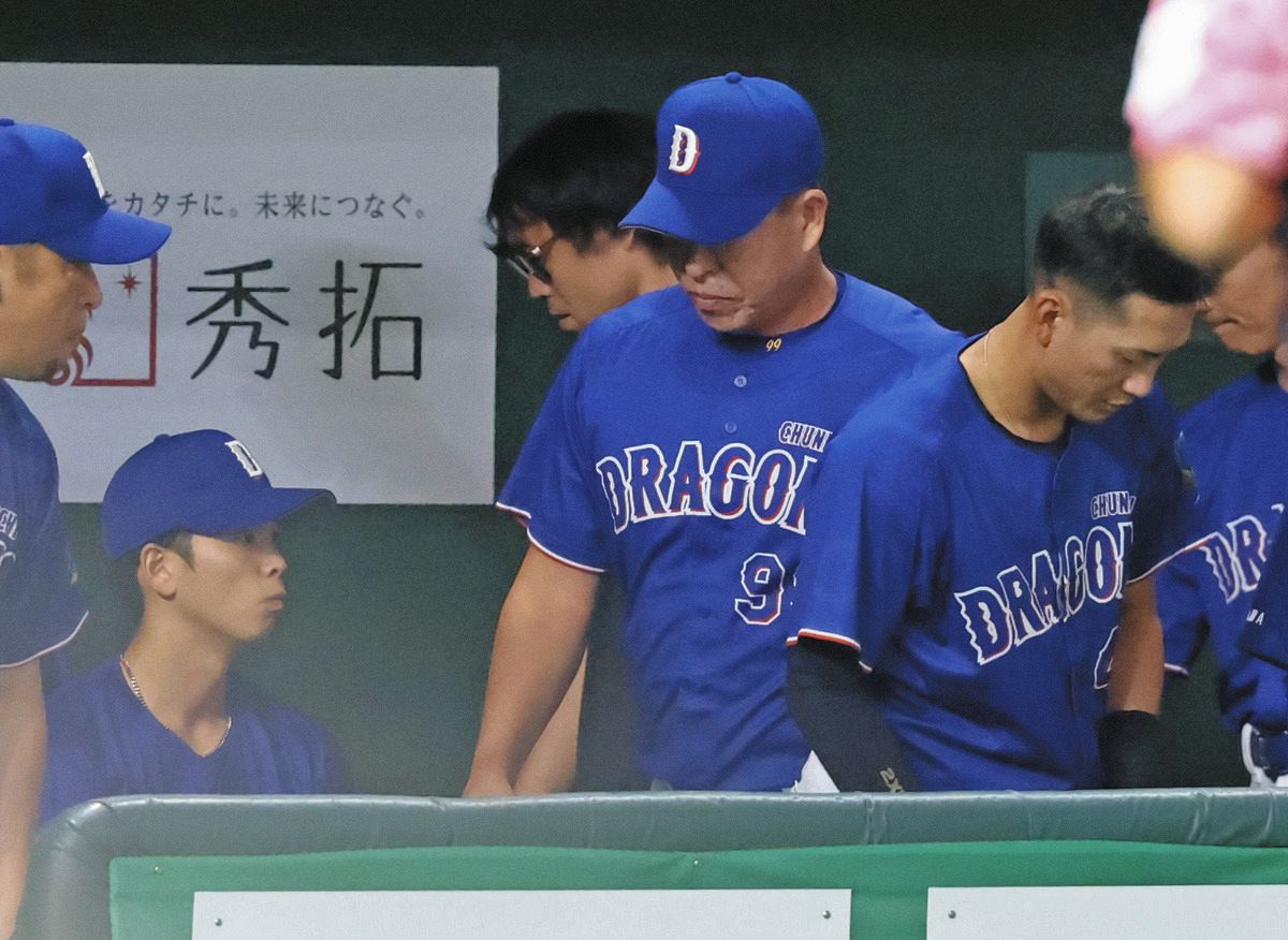 巨人に敗れ、引き揚げる井上監督（中央）ら中日ナイン