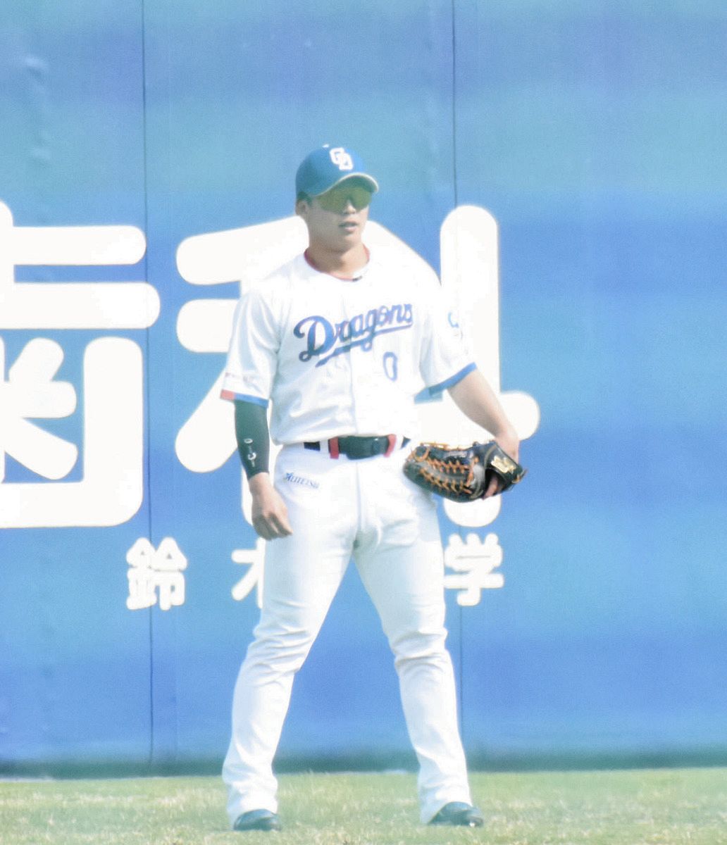 左翼の守備につく辻本