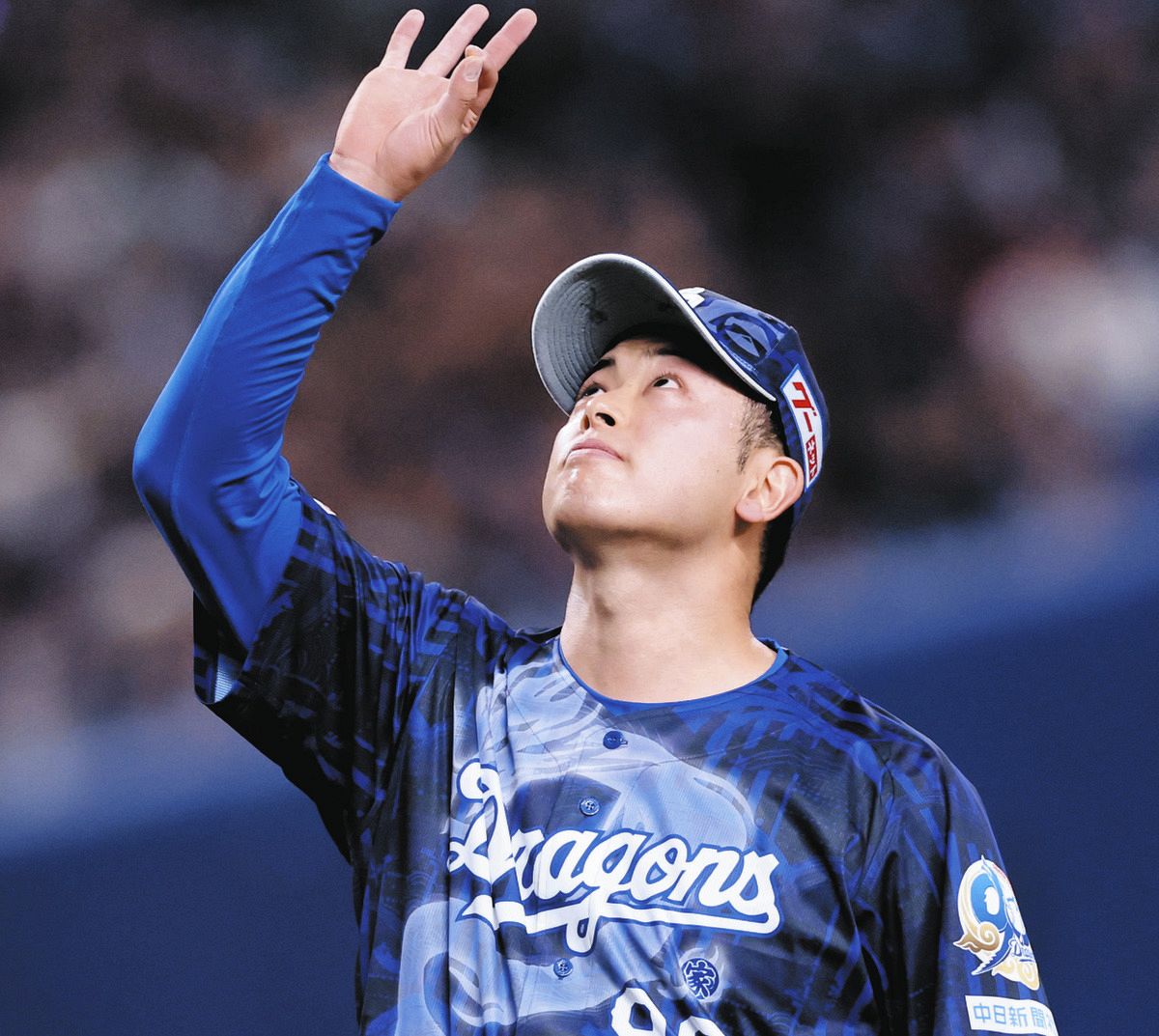 楽天に勝利しポーズをとる松山