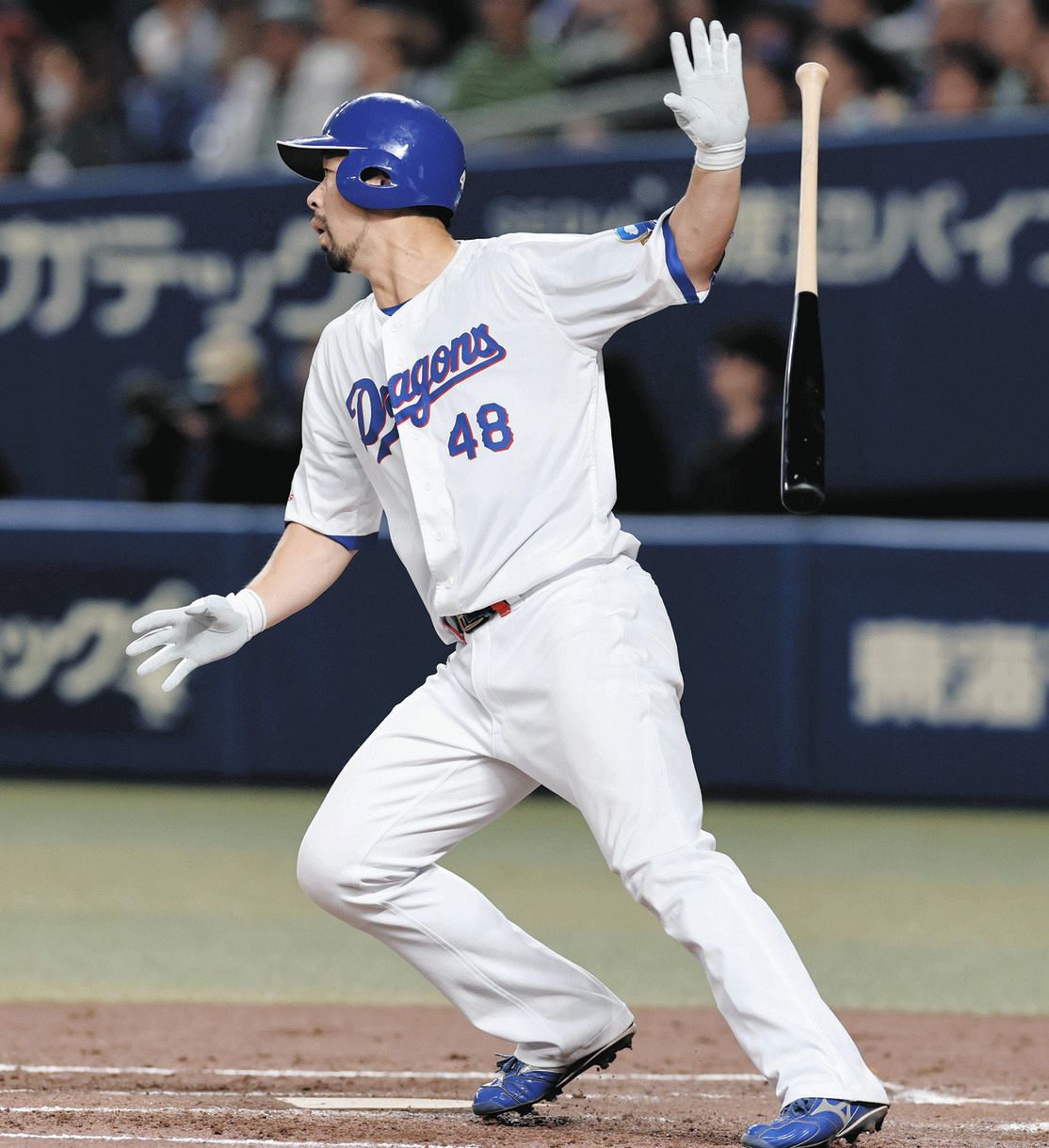 4回裏1死二塁、阿部が右越え2ランを放つ